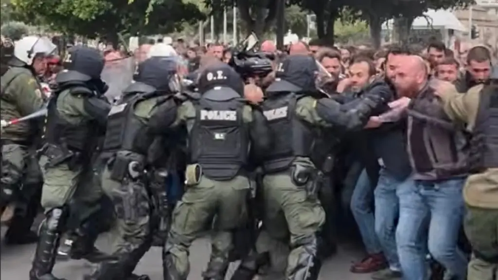 Θεσσαλονίκη: Νέος γύρος επεισοδίων με κουκουλοφόρους και ΜΑΤ – Φωτιές σε κάδους και ένταση στο κέντρο