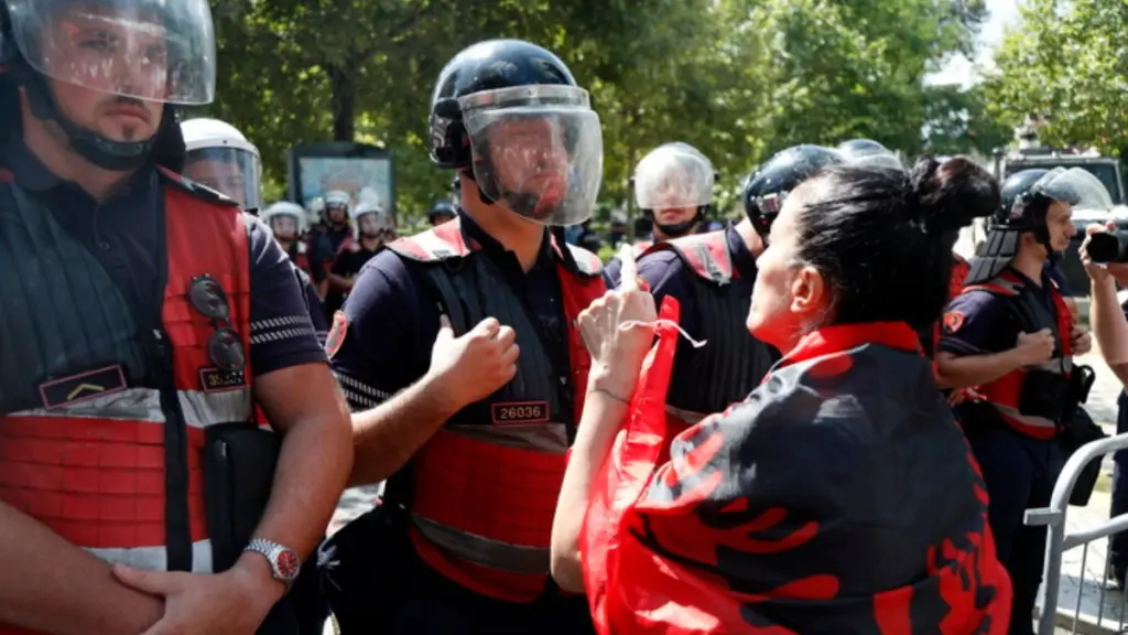 Χάος στα Τίρανα: Μολότοφ, φωτιές και λεηλασίες – Φοιτητές ζητούν την παραίτηση Ράμα, 14 τραυματίες αστυνομικοί