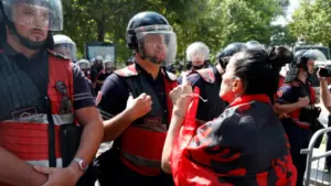 Χάος στα Τίρανα: Μολότοφ, φωτιές και λεηλασίες – Φοιτητές ζητούν την παραίτηση Ράμα, 14 τραυματίες αστυνομικοί
