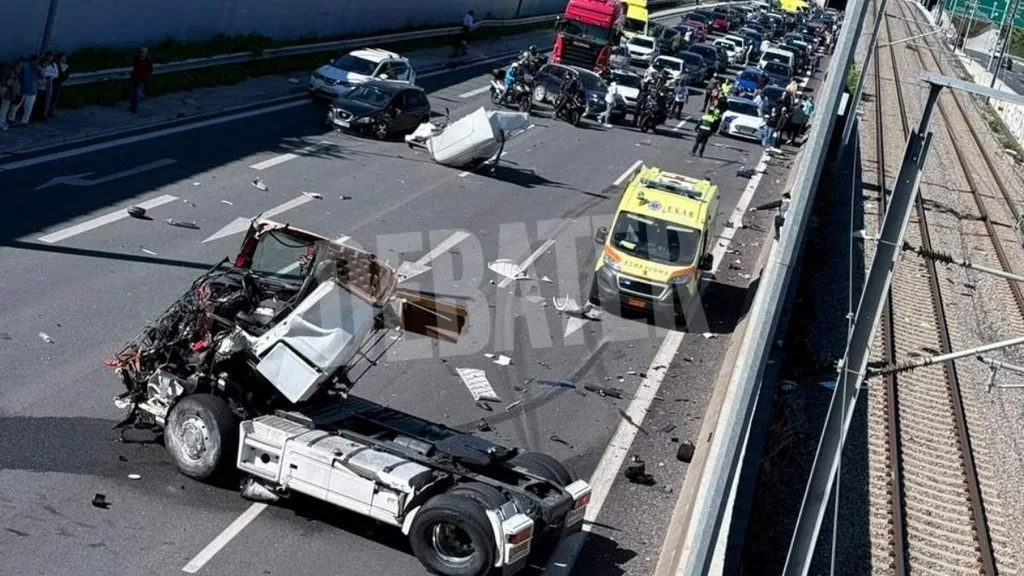 Κατεστραμμένος τράκτορας φορτηγού στην Αττική Οδό μετά από σοβαρό τροχαίο στη Μεταμόρφωση.