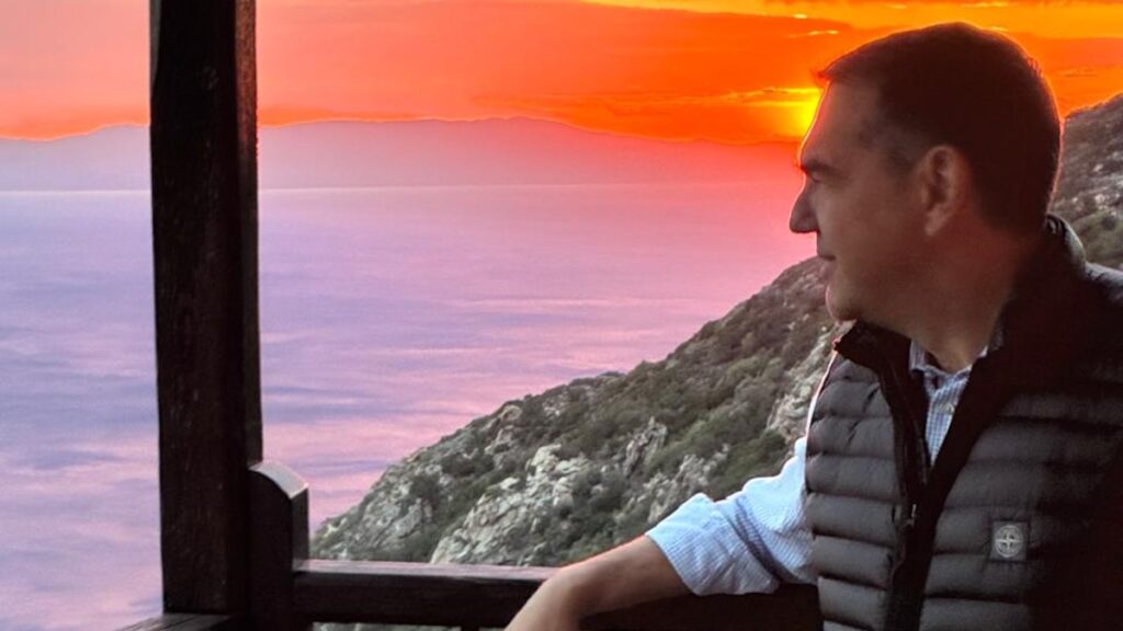 Βαξεβάνης για επίσκεψη Τσίπρα στο Άγιο Όρος: “Ευτυχώς εκλογές θα έχουμε πριν τον Αύγουστο γιατί θα σερνόταν στα γόνατα μπροστά στην Παναγία της Τήνου”