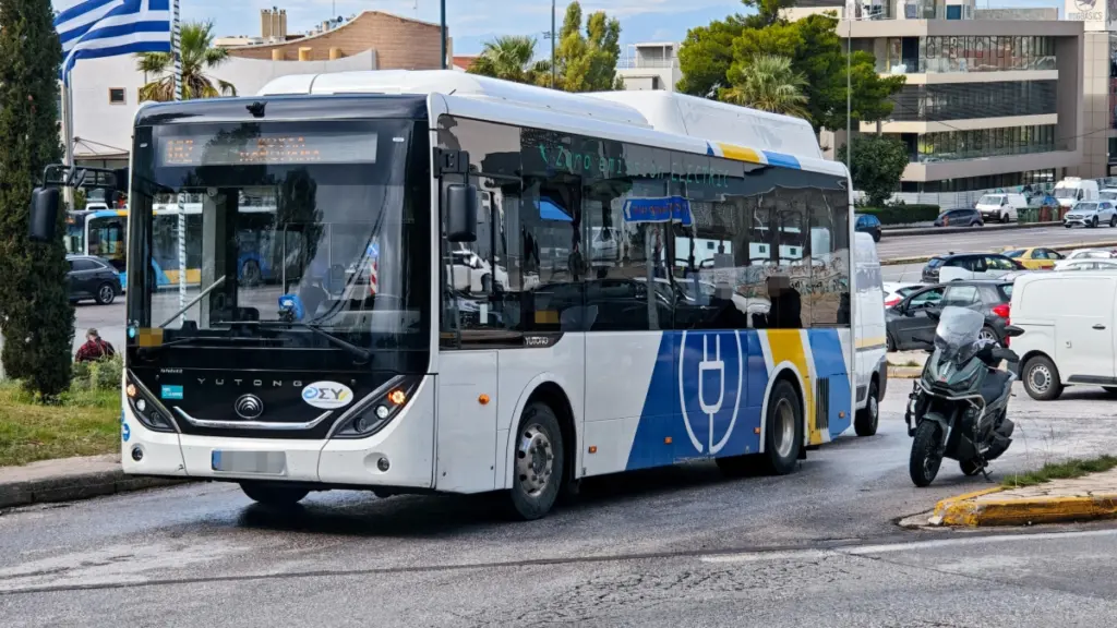 Τραγωδία στη Βούλα: Νεκρή η γυναίκα που παρασύρθηκε από λεωφορείο στη Βουλιαγμένης